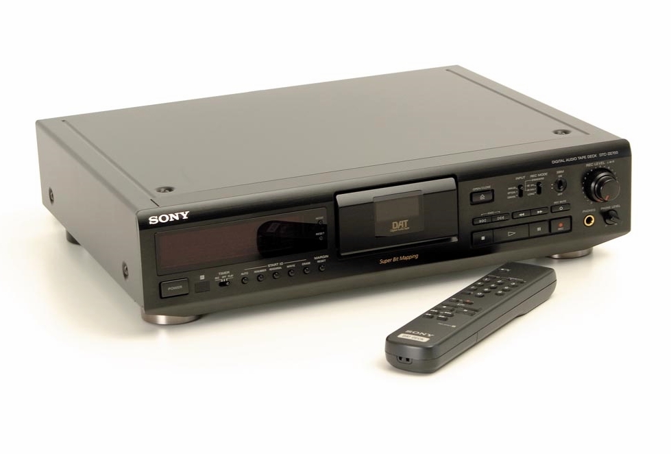 Sony DTC-ZE 700-1996.jpg