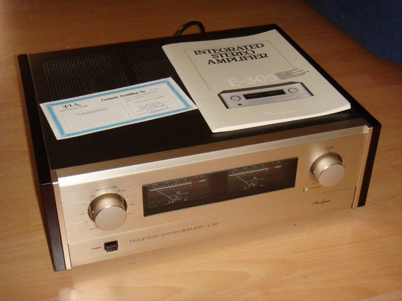Accuphase E-305.jpg