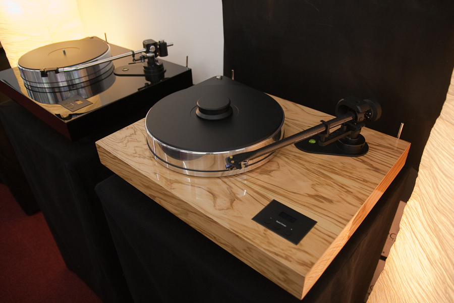 Pro-Ject Xtension mit 12-Ortofon and Evolution arm, Christian Herzog, 2.0 Generic (CC BY 2.0)