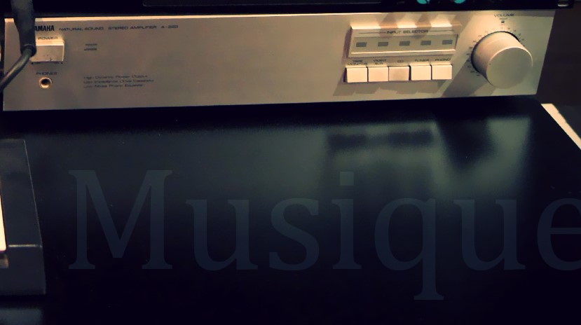 Bildausschnitt aus Bild bei wiki commons; Yamaha CX5M Music Computer set & Akai S612 sampler, Musée des Instruments de Musique, Brussels.jpg Created: 11 April 2010; Lizenz CC-BY-SA-2.0.
