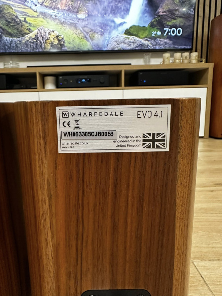 File:Wharfedale Evo 4.1 l.jpg