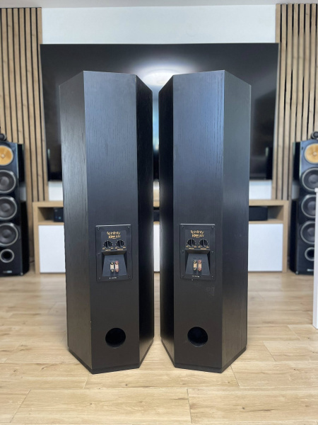 File:Infinity Kappa 8.2i b.jpg