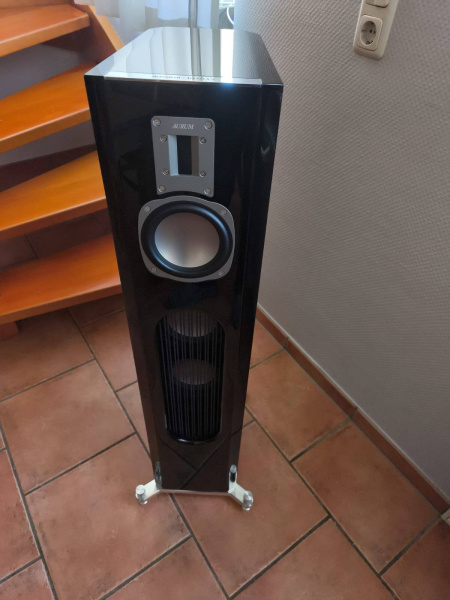 File:Aurum rodan 9 f.jpg