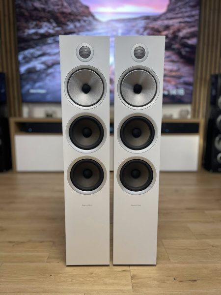 File:B&W 703 S2 f.jpg